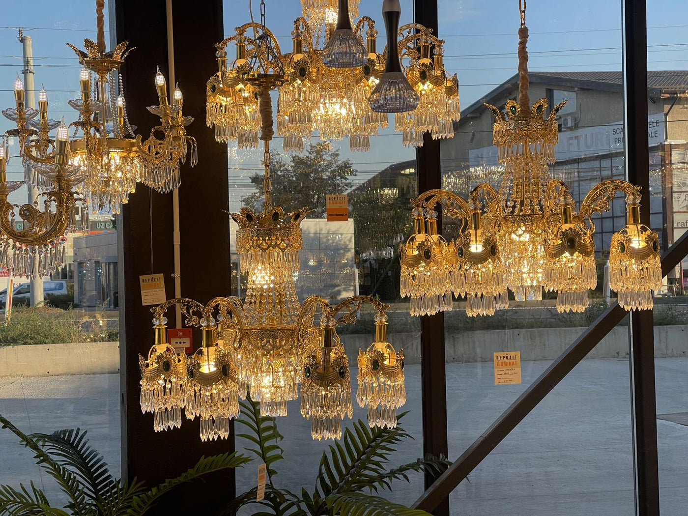 Κρυστάλλινοι πολυέλαιοι στο showroom της Alessandro Design στο Afumați