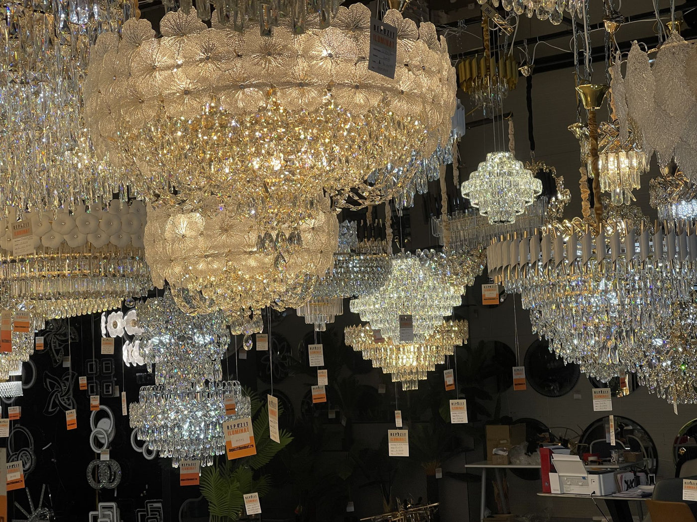 Κρυστάλλινοι πολυέλαιοι στο showroom της Alessandro Design στο Afumați