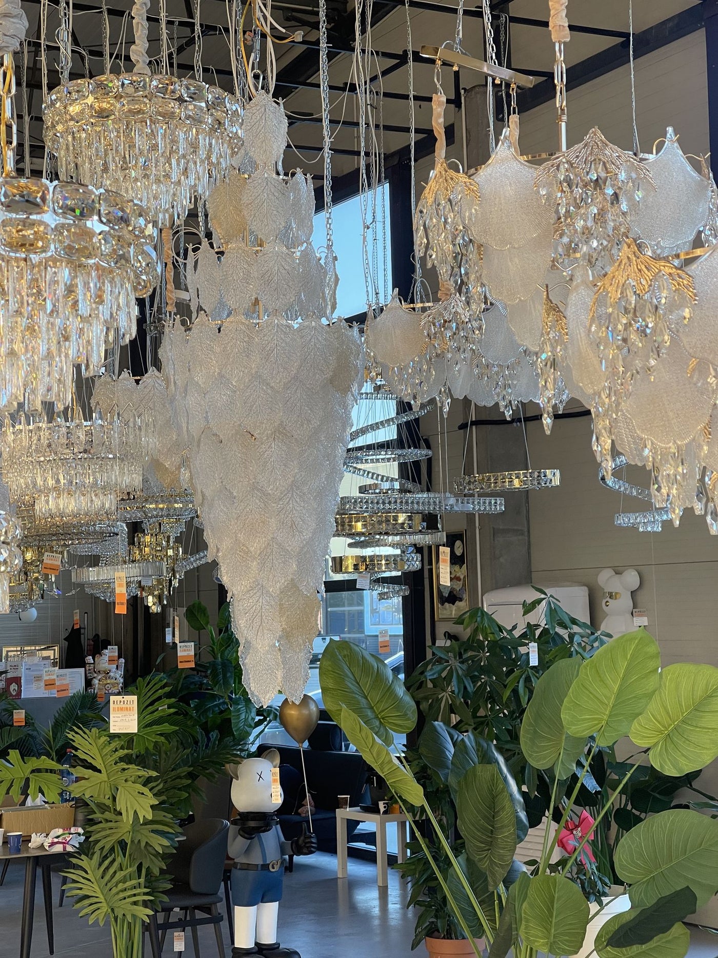Κρυστάλλινοι πολυέλαιοι στο showroom της Alessandro Design στο Afumați