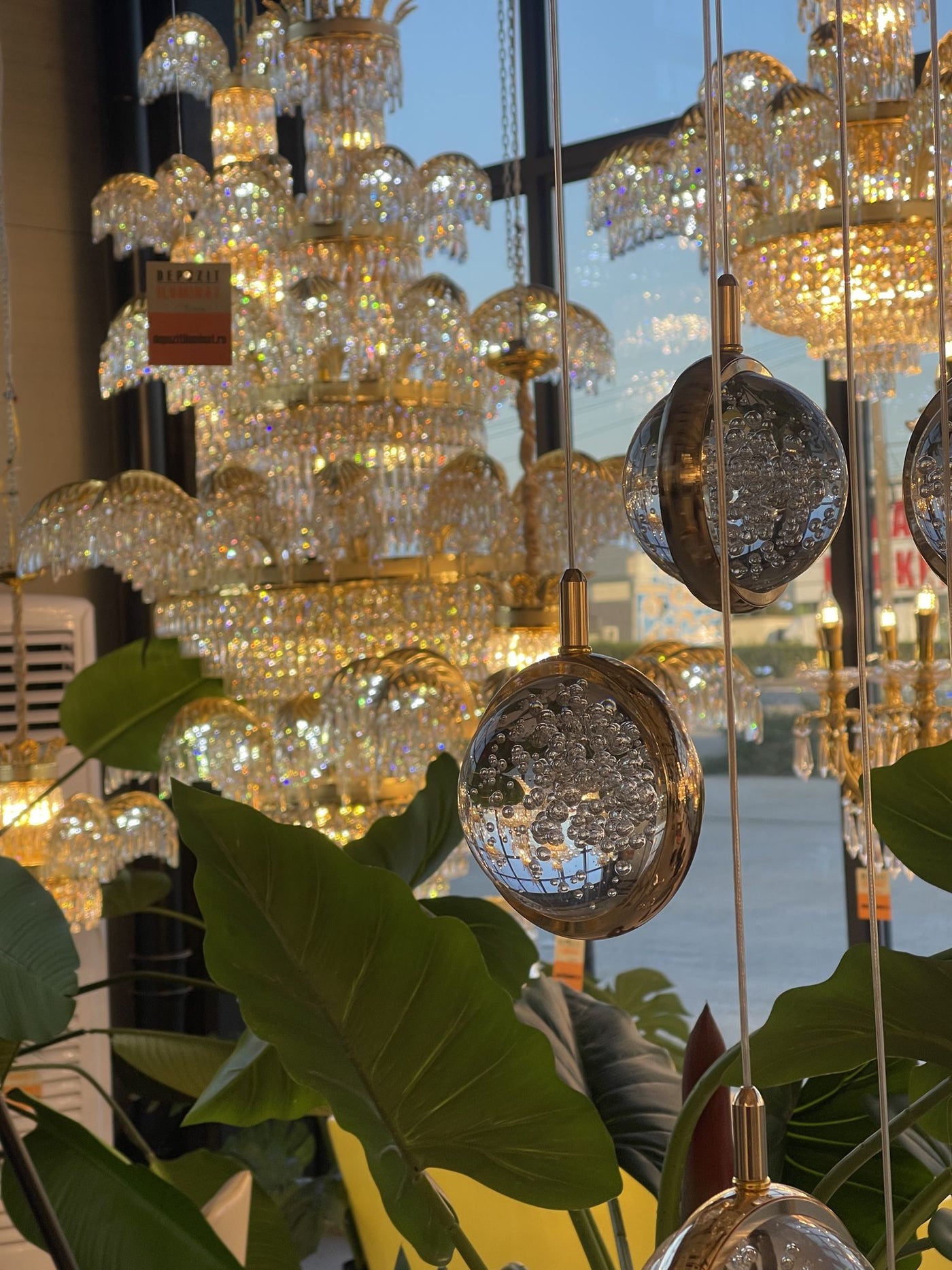 Κρυστάλλινοι πολυέλαιοι στο showroom της Alessandro Design στο Afumați